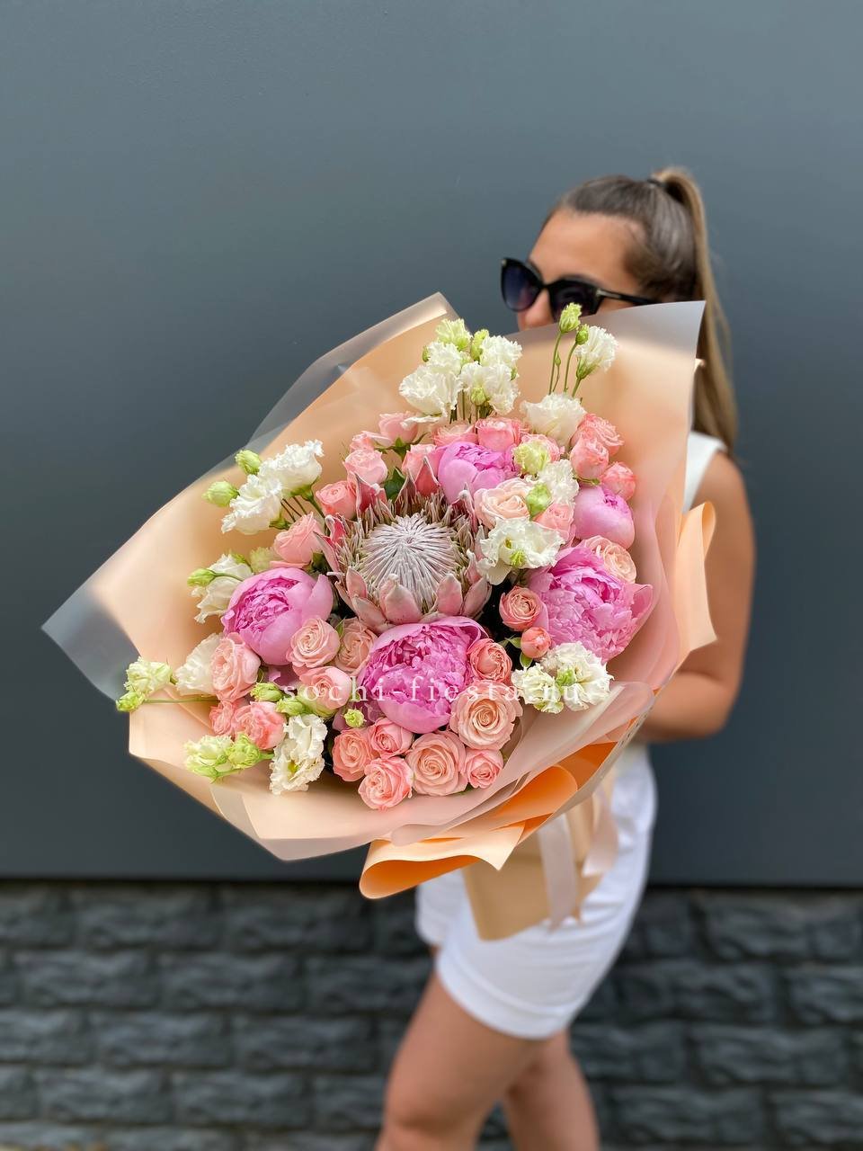 авторский сборный букет для регионального города с сезонными цветами и зеленью