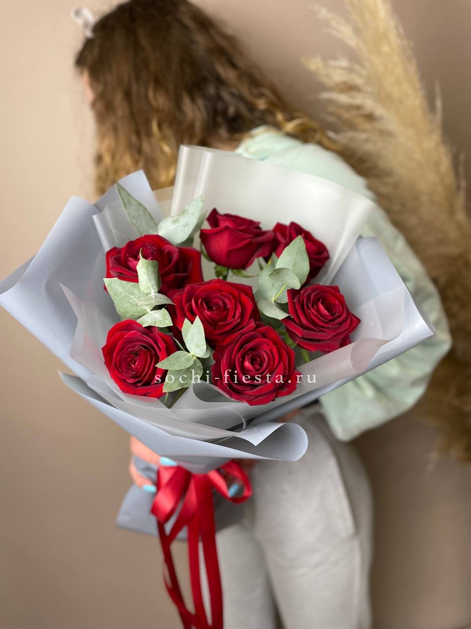 монобукет из роз Freedom в аккуратной упаковке от флориста регионального города