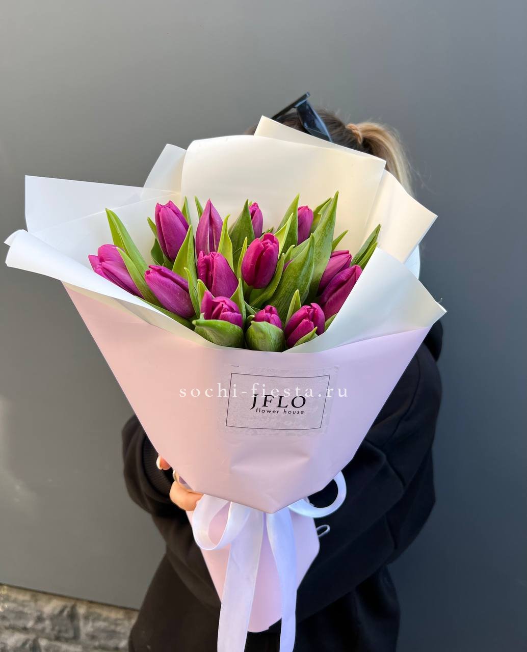 видовой каталог с розами и пионами в студии флористики в Ставрополи