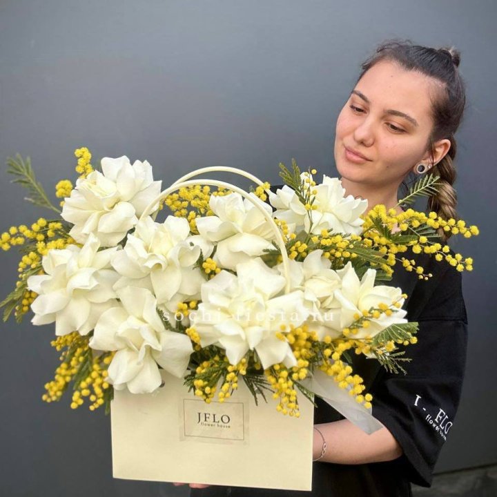 Французские Розы и мимоза  в сумочке  в Ставрополи