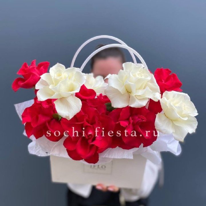 Сумочка  красных и белых роз в Ставрополи