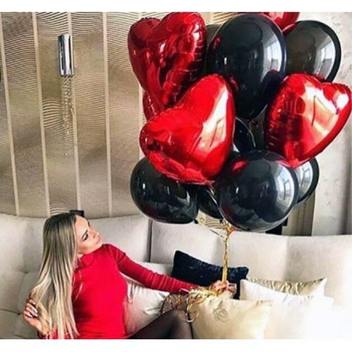 Фонтан из красных сердец с чёрными шарами  в Ставрополи