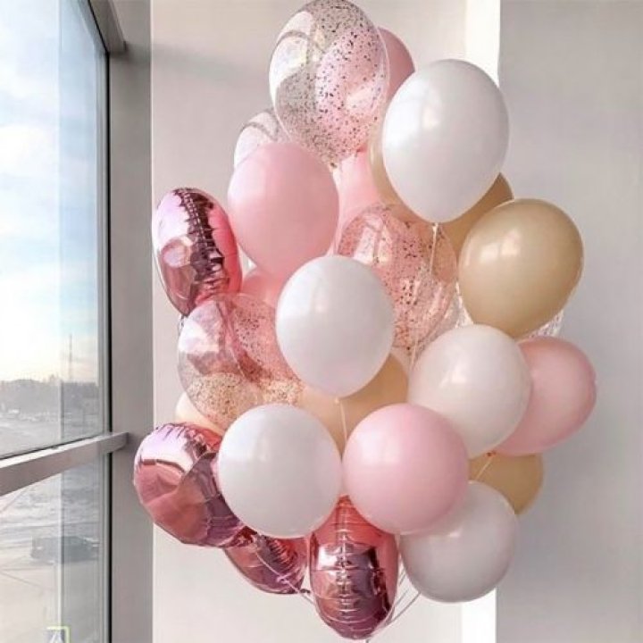 Фонтан шаров розового и белого цветов в Ставрополи