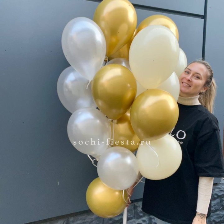 Облако шаров из белого и золотого оттенков в Ставрополи