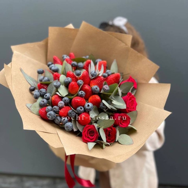 Клубника и голубика с цветами в Ставрополи