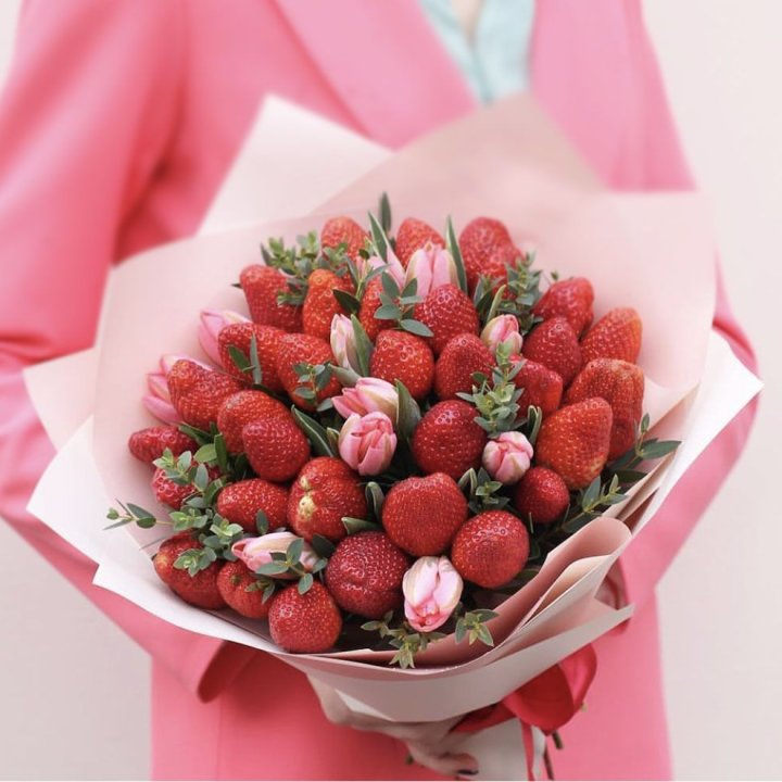 Тюльпаны и клубника в Ставрополи