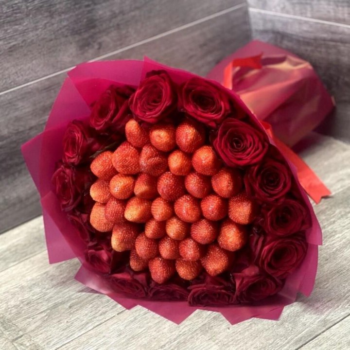 Клубничный букет с розами в Ставрополи