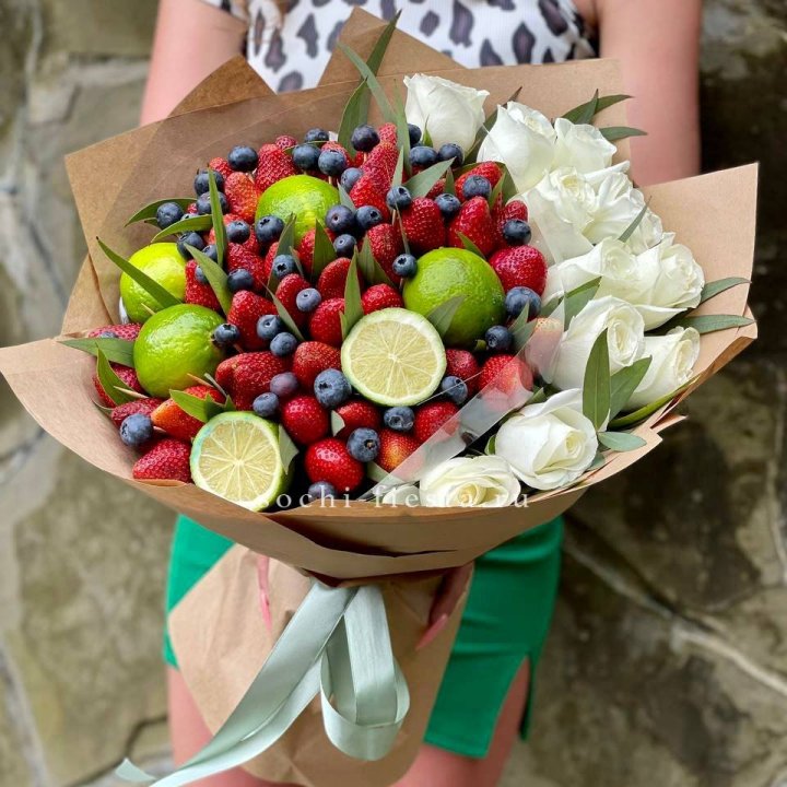 Ягодно-цитрусовый букет с розами в Ставрополи