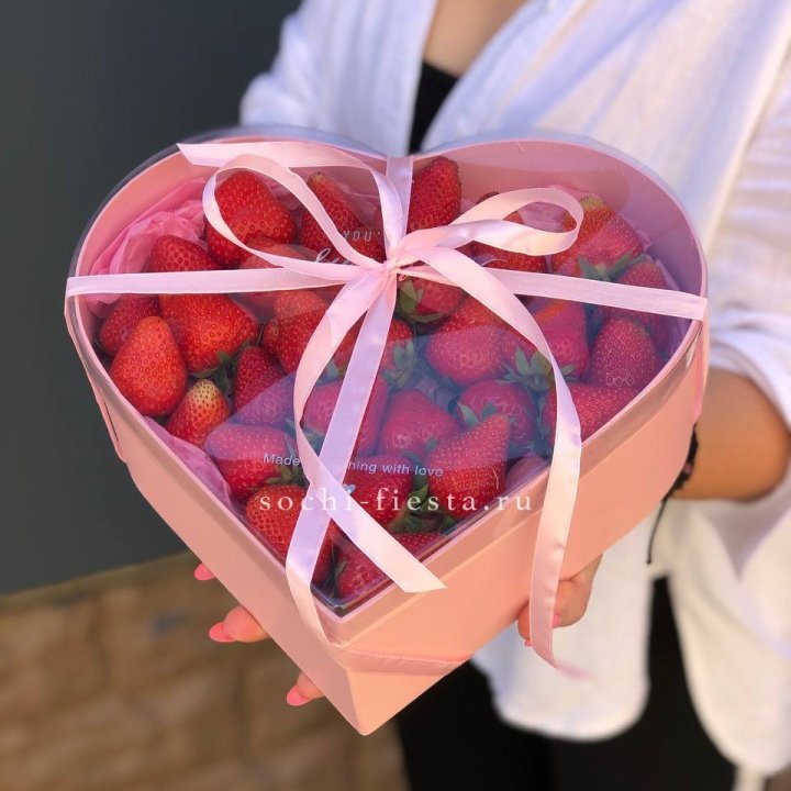 Коробочка сердце  с клубникой в Ставрополи