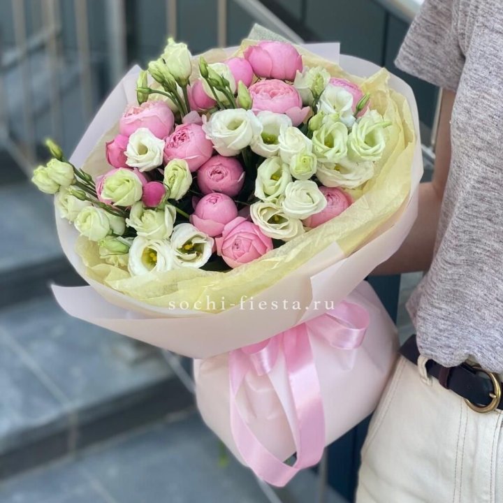 Букет кустовых роз с эустомой в Ставрополи