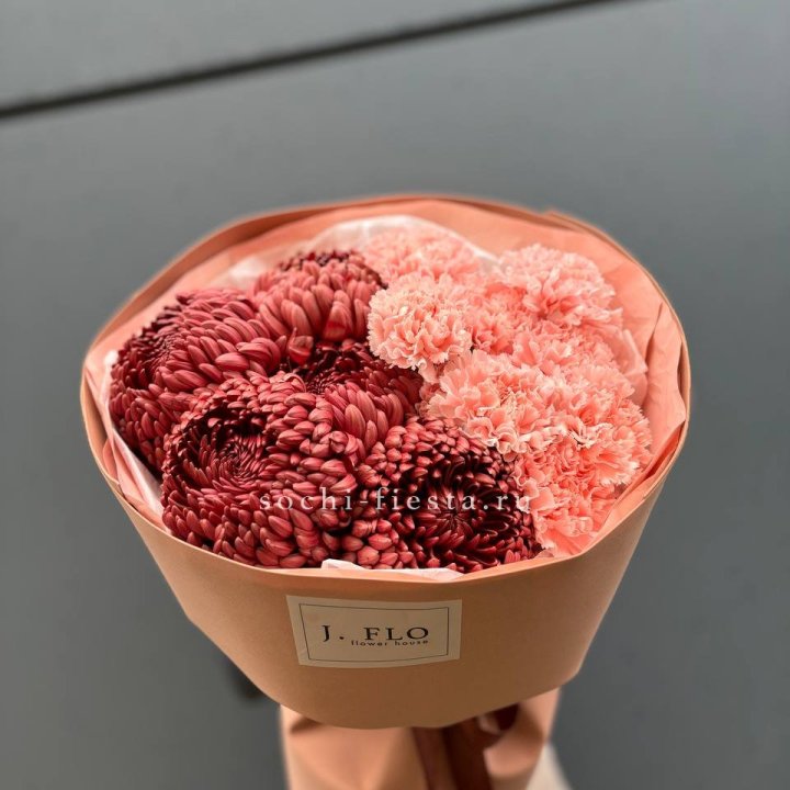 Букет хризантем и диантусов  в Ставрополи