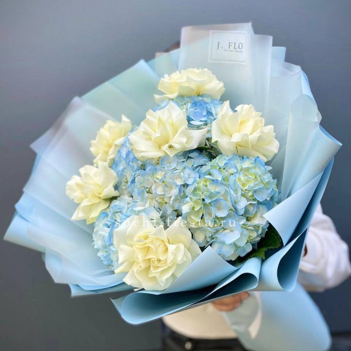  Букет из голубых гортензий и роз  в Ставрополи