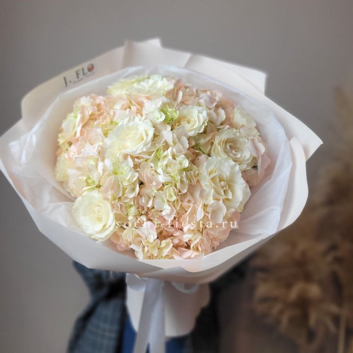  Букет гортензии и роз  в Ставрополи