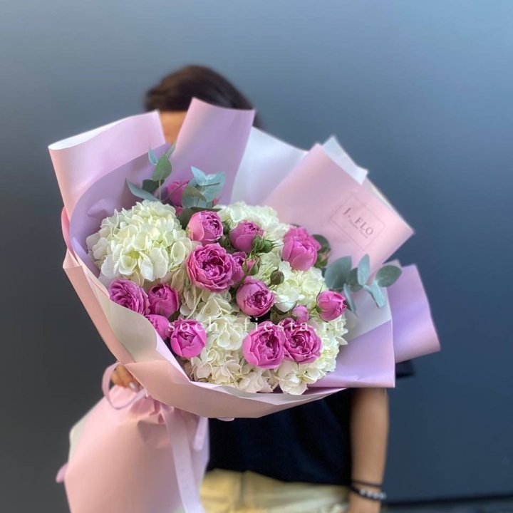 Букет белых гортензий и пионовидных роз  в Ставрополи