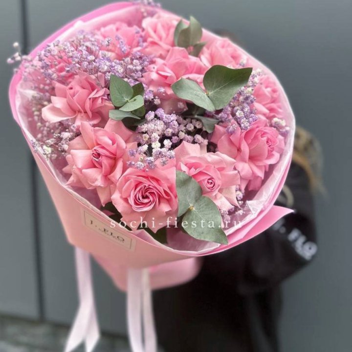 Розовые французские розы с гипсофилой в Ставрополи