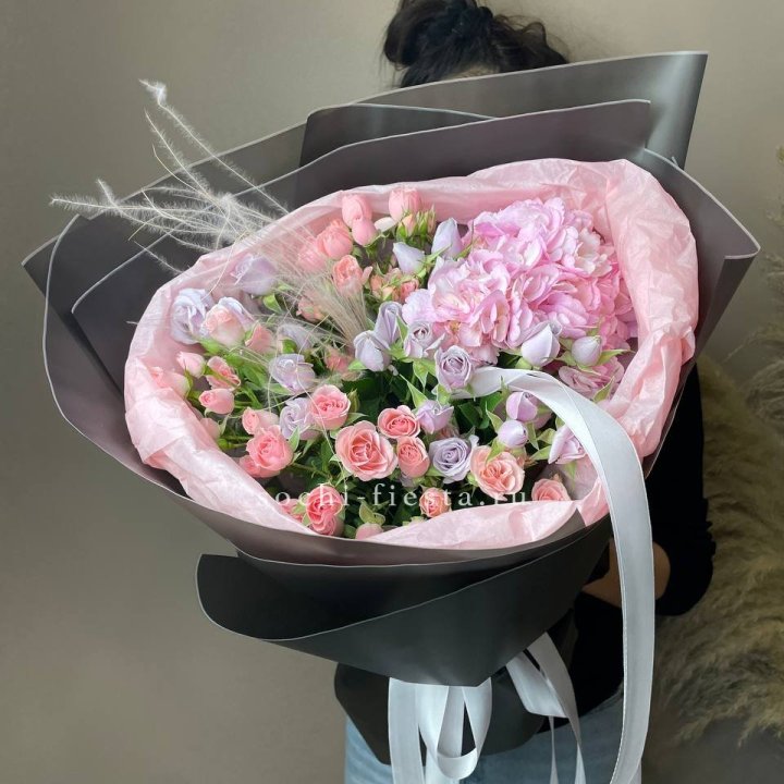  Букет гортензии и роз "Саперави" в Ставрополи