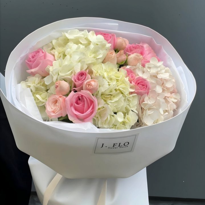  Букет гортензии и роз  "Тиамо" в Ставрополи