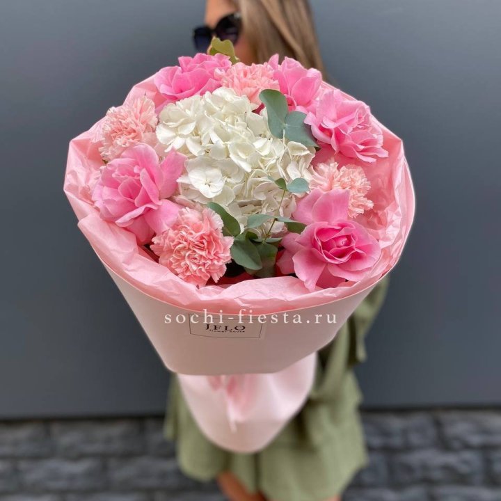 Букет роз и гортензии "Навола" в Ставрополи