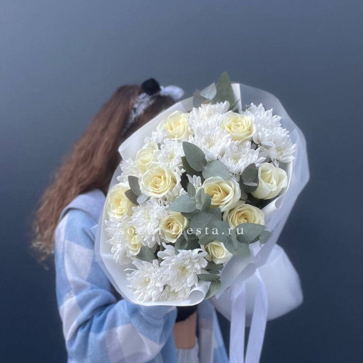  Букет белых роз с хризантемой  в Ставрополи