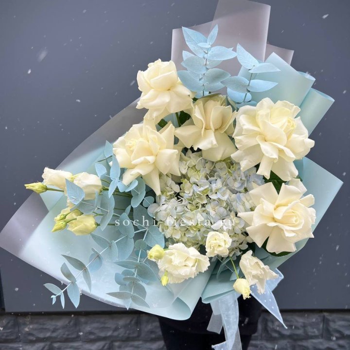 Букет с гортензией и белыми французскими розами в Ставрополи