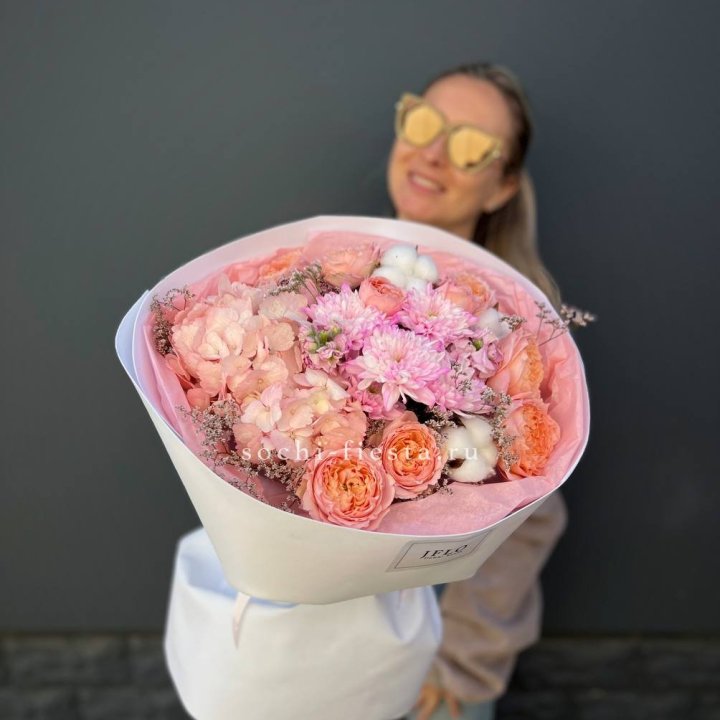 Букет гортензии и кустовых роз  в Ставрополи