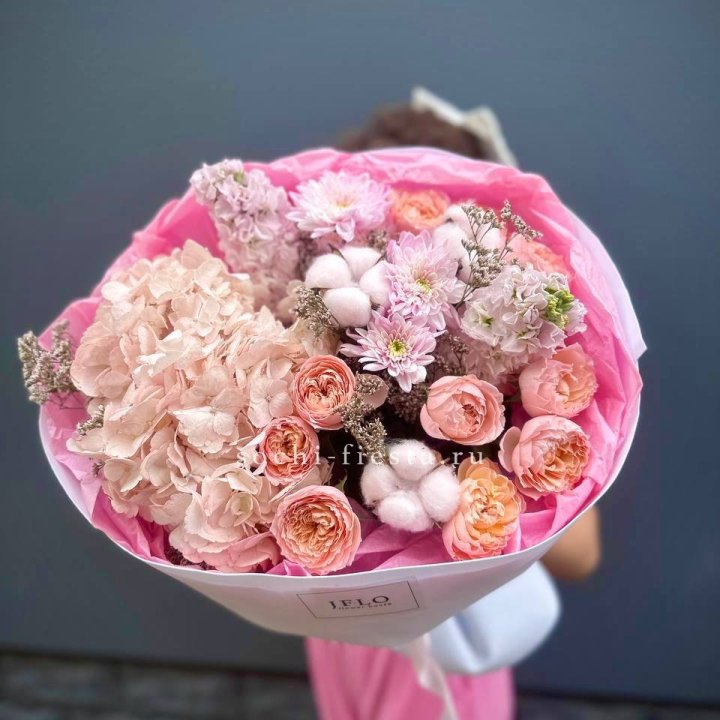 Букет гортензии и кустовых роз "Абрассо" в Ставрополи