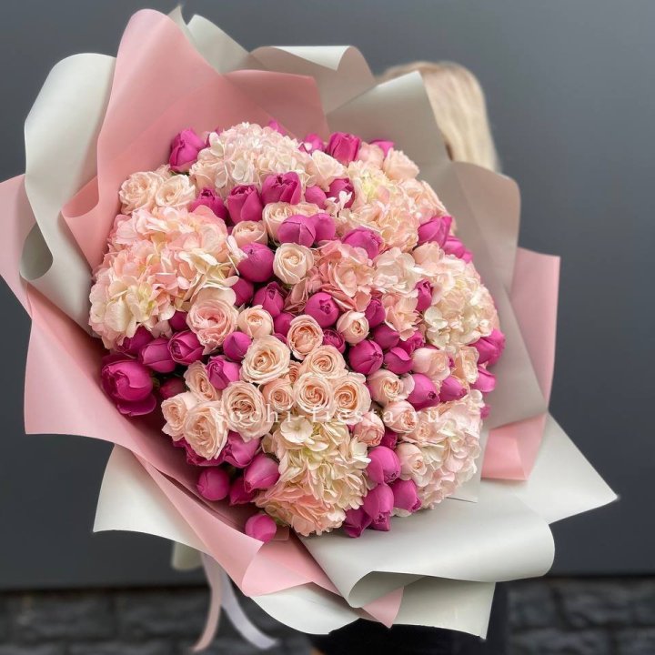 Букет кустовые розы и гортензия в Ставрополи