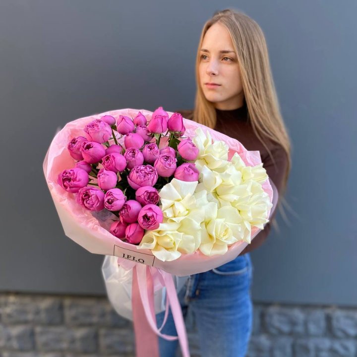 Дуо белых и кустовых роз в Ставрополи