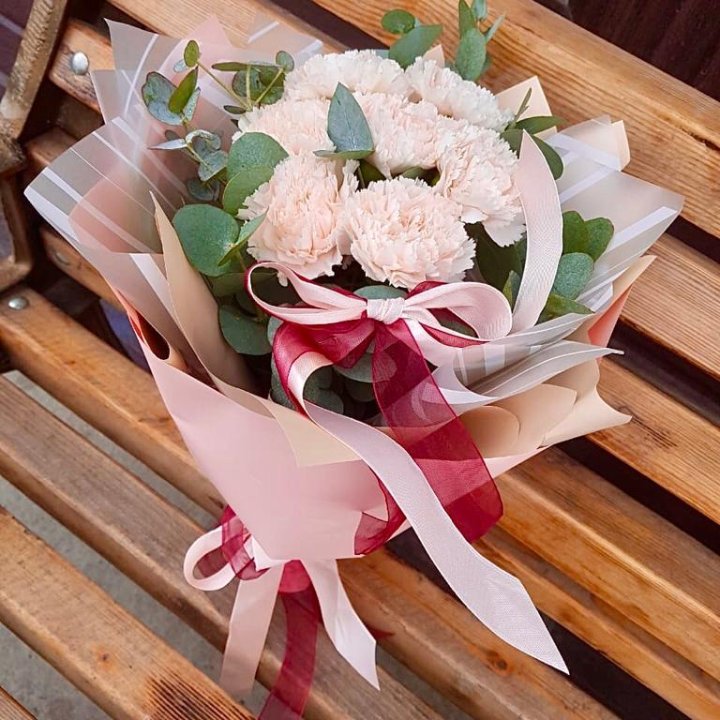 Диантусы с эвкалиптом в Ставрополи