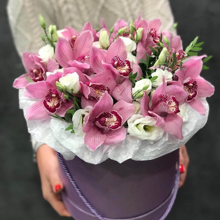 Орхидея и эустома в шляпной коробке в Ставрополи