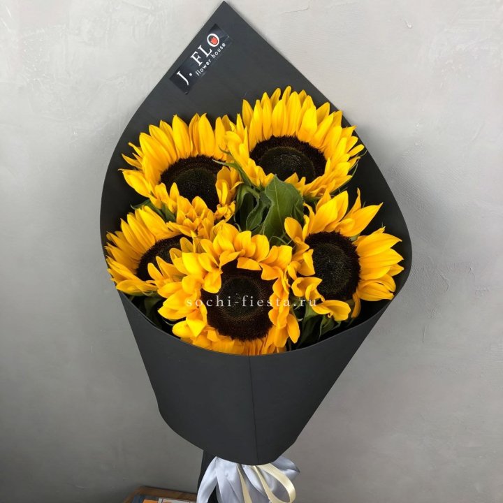 Букет из 5  подсолнухов в Ставрополи