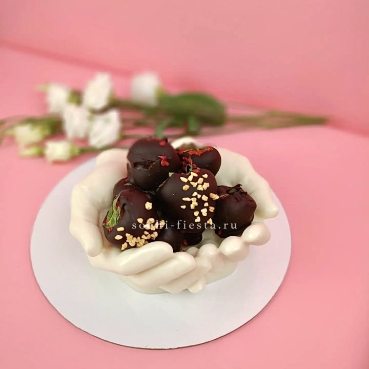 Клубника в шоколаде на шоколадных ладонях  в Ставрополи