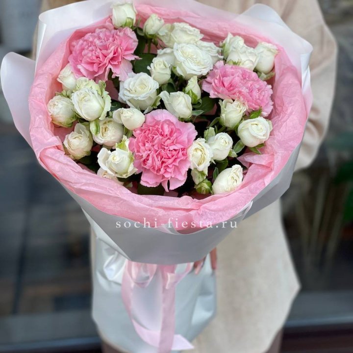 Букет розы с диантусами "Блэш" в Ставрополи