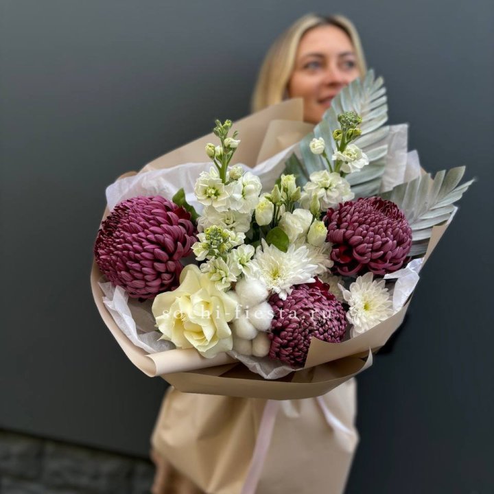 Хризантемы с маттиолой розами эустомой Чика в Ставрополи