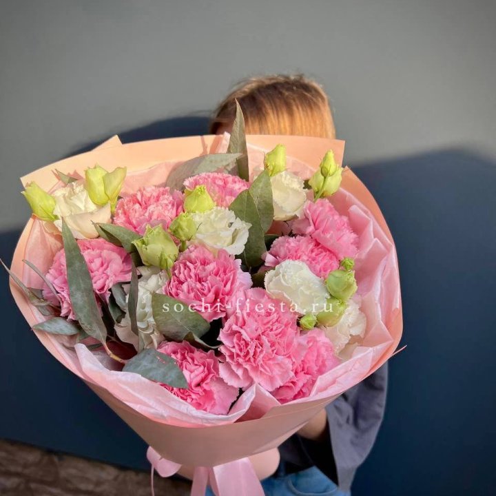 Букет гвоздик и  эустом "Сири" в Ставрополи