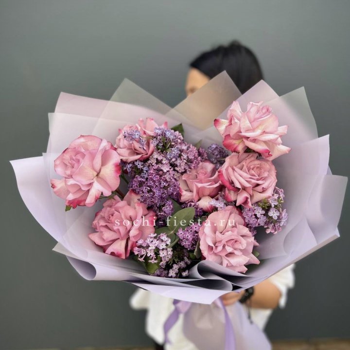 Букет из розовых роз и сирени в Ставрополи