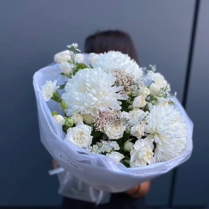 Букет хризантем и роз вайт шотс в Ставрополи