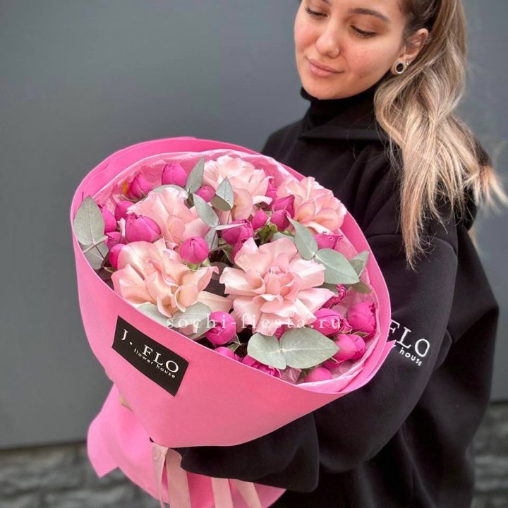 Букет французских и пионовидных роз "Ламиносо" в Ставрополи