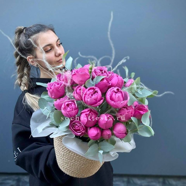 Пионовидные розы  в джутовом кашпо  в Ставрополи