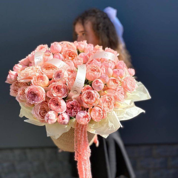 Кустовые розы Джульетта в джутовом кашпо в Ставрополи