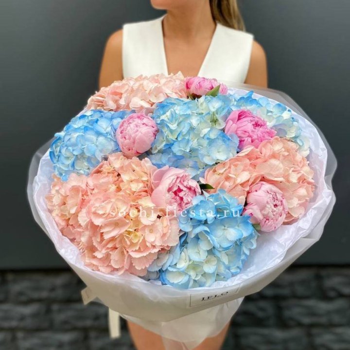Дуобукет гортензии с пионами  в Ставрополи