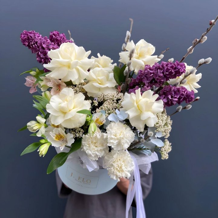 Цветочный бокс Французских роз и Сирени в Ставрополи