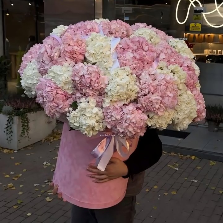 Дизайнерский цилиндр с гортензиями  в Ставрополи