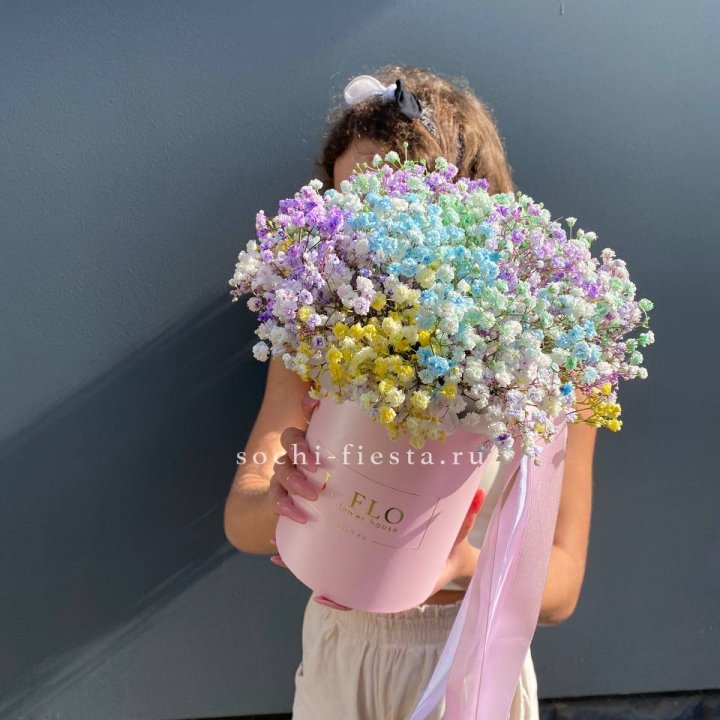 Радужные гипсофилы в шляпной коробке в Ставрополи