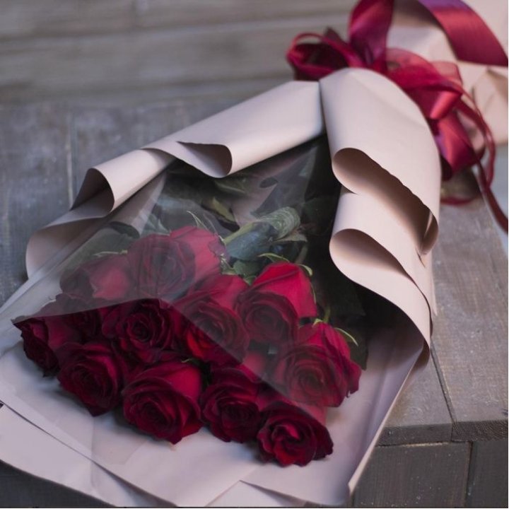 11 голландских роз в оформлении в Ставрополи