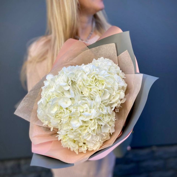 Букет из трёх белых гортензий в Ставрополи