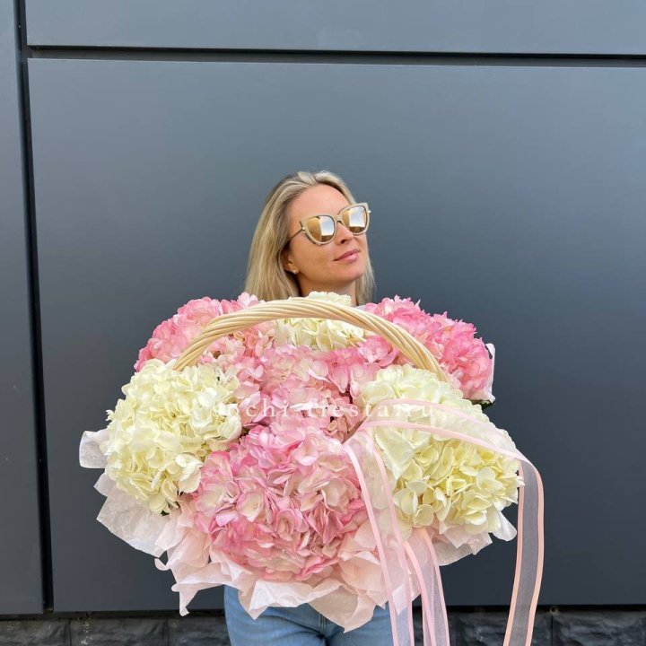 7 гортензий в корзине в Ставрополи