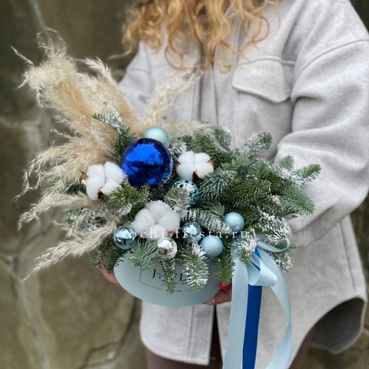 Новогодняя композиция в коробке блю в Ставрополи