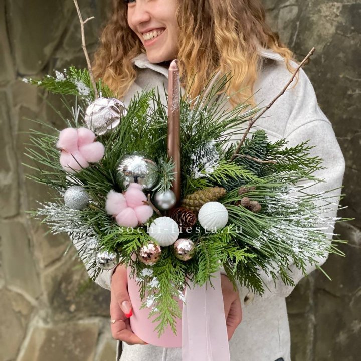 Новогодняя композиция в коробке пинк в Ставрополи