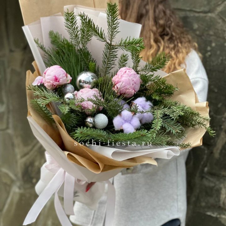 Новогодний букет с пионами  в Ставрополи